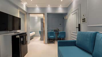 Estudio estándar, vista a la ciudad | Área de sala de estar | Smart TV