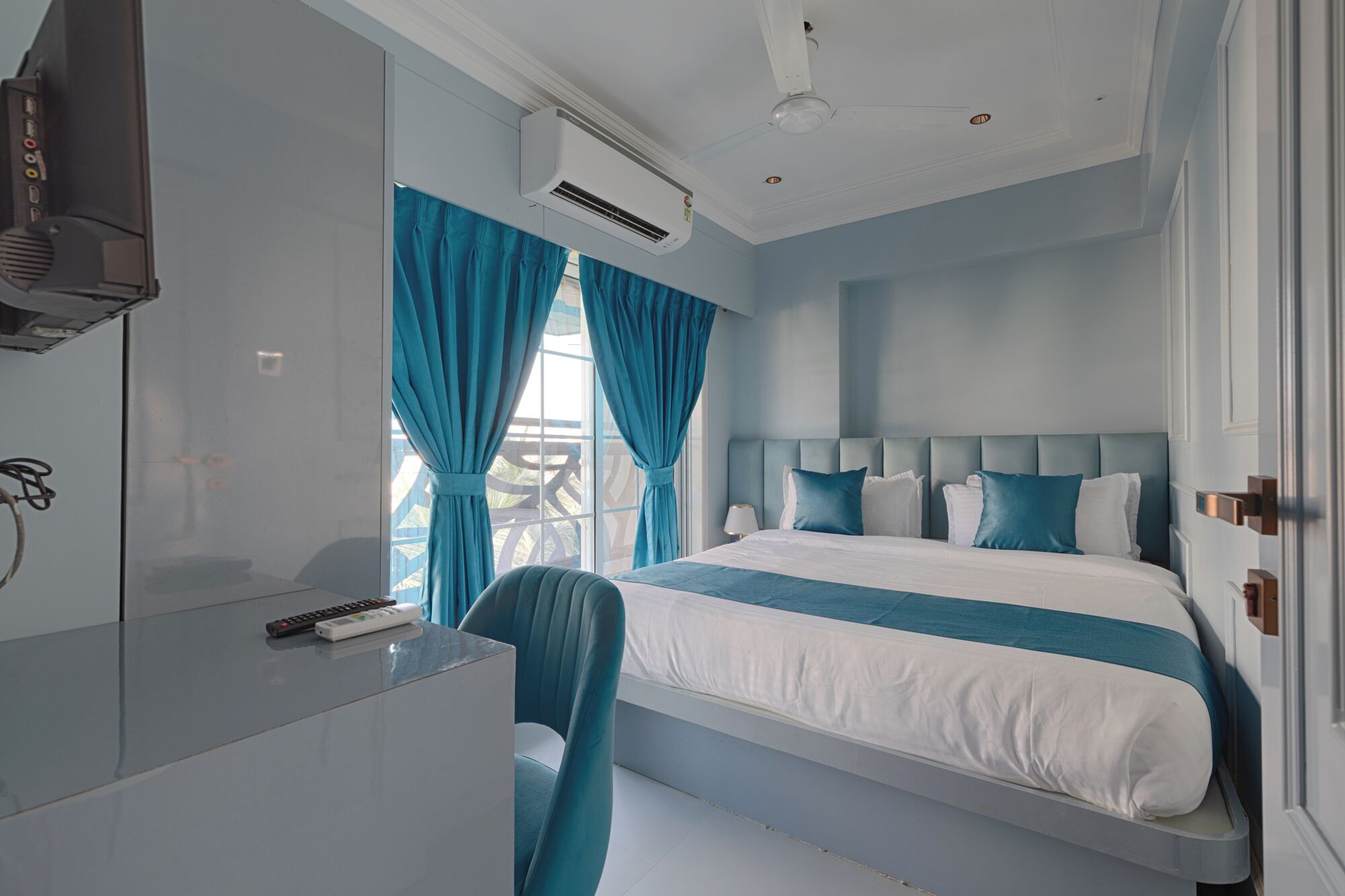 Estudio clásico, vista a la ciudad | Ropa de cama de alta calidad, camas con efecto memoria y escritorio 