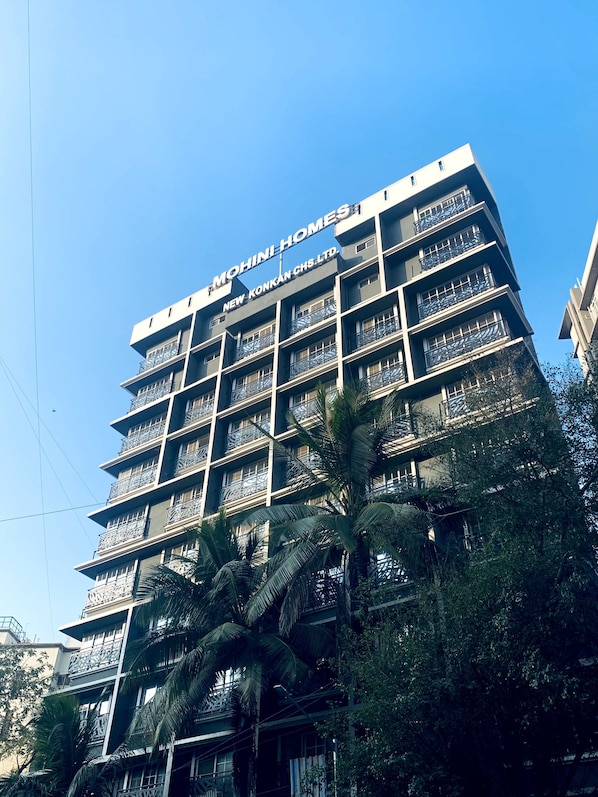 Vista frontal de la propiedad