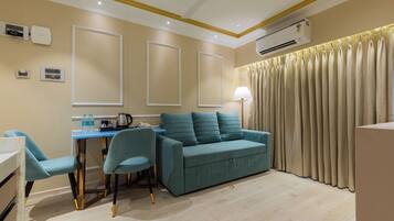 Estudio superior, vista a la ciudad | Área de sala de estar | Smart TV