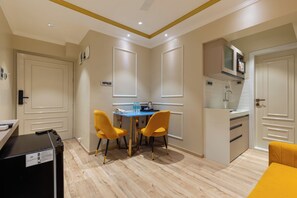 Estudio superior, vistas a la ciudad | Servicio de comidas en la habitación