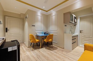 Estudio superior, vistas a la ciudad | Servicio de comidas en la habitación