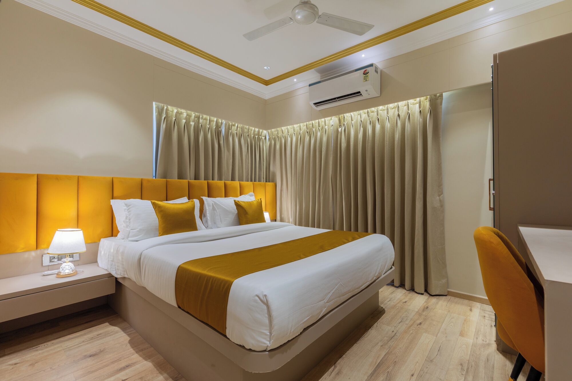 Studio Superior, pemandangan kota | Meja kerja, ruang kerja ramah laptop, dan kedap suara