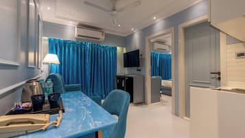 Classic Studio, City View | Dining