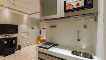 Superior Studio, City View | Private kitchen