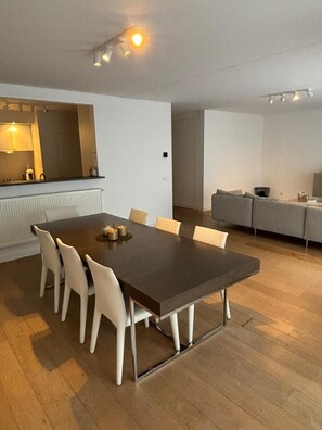 Dining - Spacious and bright 3-bedroom family apartment 200 meters from the sea (Knokke-Heist)