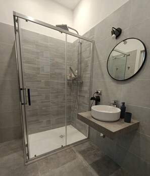 Shower, hair dryer, bidet, towels - Trastevere station apartment (Roma)