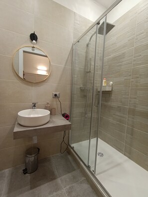 Shower, hair dryer, bidet, towels - Trastevere station apartment (Roma)