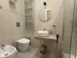 Shower, hair dryer, bidet, towels - Trastevere station apartment (Roma)