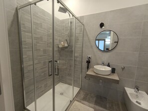 Shower, hair dryer, bidet, towels - Trastevere station apartment (Roma)