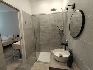Shower, hair dryer, bidet, towels - Trastevere station apartment (Roma)