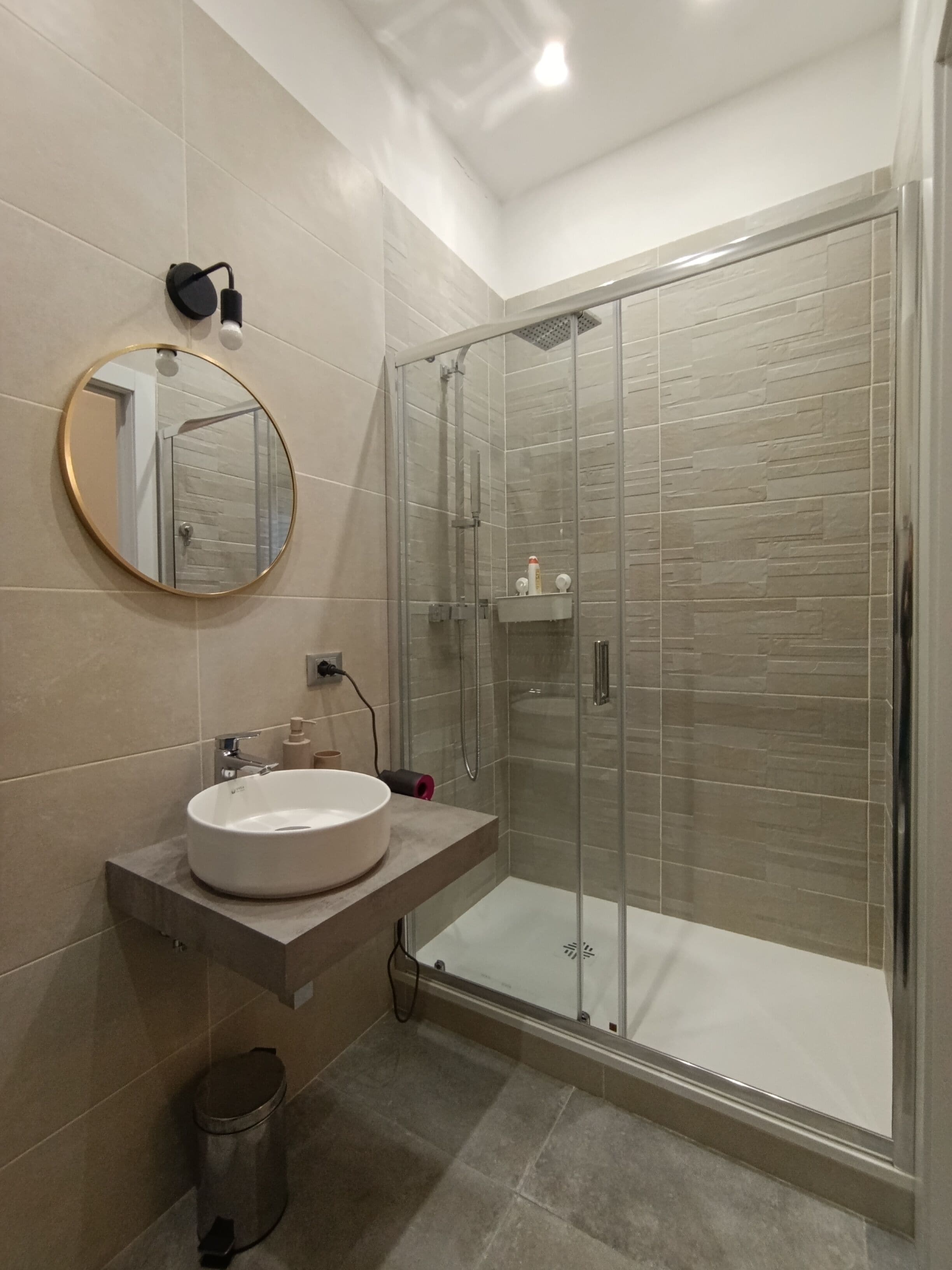 Douche, sèche-cheveux, bidet, serviettes fournies