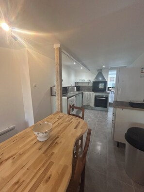 Private kitchen - Charming village house (Saint-Sardos)