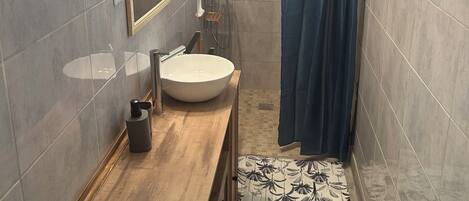 Dusche, Haartrockner, Bidet, Seife