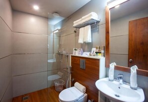 Deluxe Double Room, Balcony | Bathroom