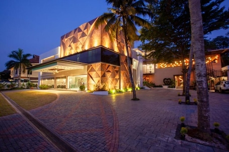 Exterior. Hotel Gentleman Plaza
