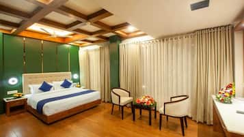 Standard-sviitti | Tallelokero huoneessa, työpöytÀ