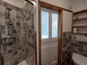 Deluxe Double or Twin Room, Garden View | Bathroom | Slippers - domaine de Drémont (Anthien)