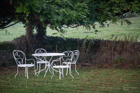 Outdoor dining - domaine de Drémont (Anthien)
