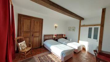 Deluxe kamer, 1 twee- of 2 eenpersoonsbedden, uitzicht op tuin | Een strijkplank/strijkijzer, gratis wifi