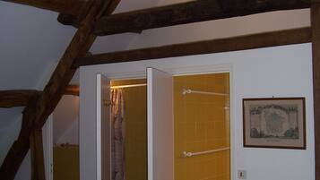 Appartement, uitzicht op vallei | Badkamer | Pantoffels