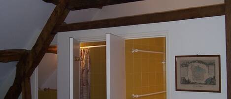 Leilighet, dalutsikt | Bad | Tøfler