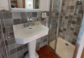 Deluxe Double or Twin Room, Garden View | Bathroom | Slippers - domaine de Drémont (Anthien)