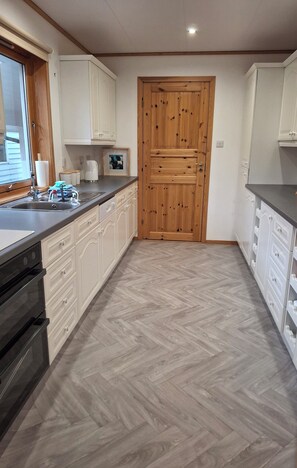 Fridge, microwave, oven, stovetop - Delightful rural property, just thirty minutes from Lerwick. (Sand)