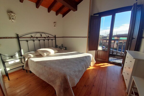 Iron/ironing board, travel crib