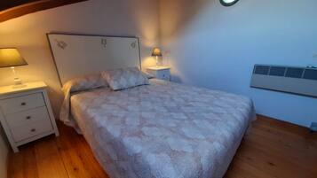 Iron/ironing board, travel crib