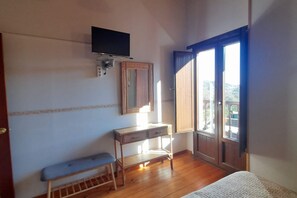 Iron/ironing board, travel crib