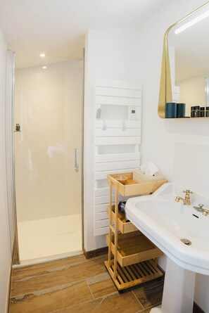 Shower, hair dryer, towels - Kallisté - Stunning Oceanview Villa (Île-d'Aix)