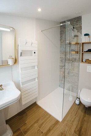 Suihku, hiustenkuivaaja, pyyhkeet