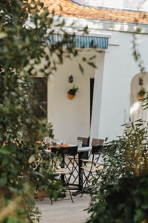 Outdoor dining - Kallisté - Stunning Oceanview Villa (Île-d'Aix)