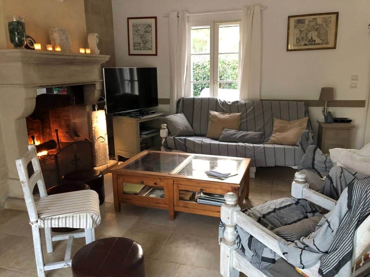 Télévision, cheminée, lecteur de DVD, chaîne hi-fi