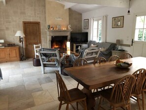 Télévision, cheminée, lecteur de DVD, chaîne hi-fi