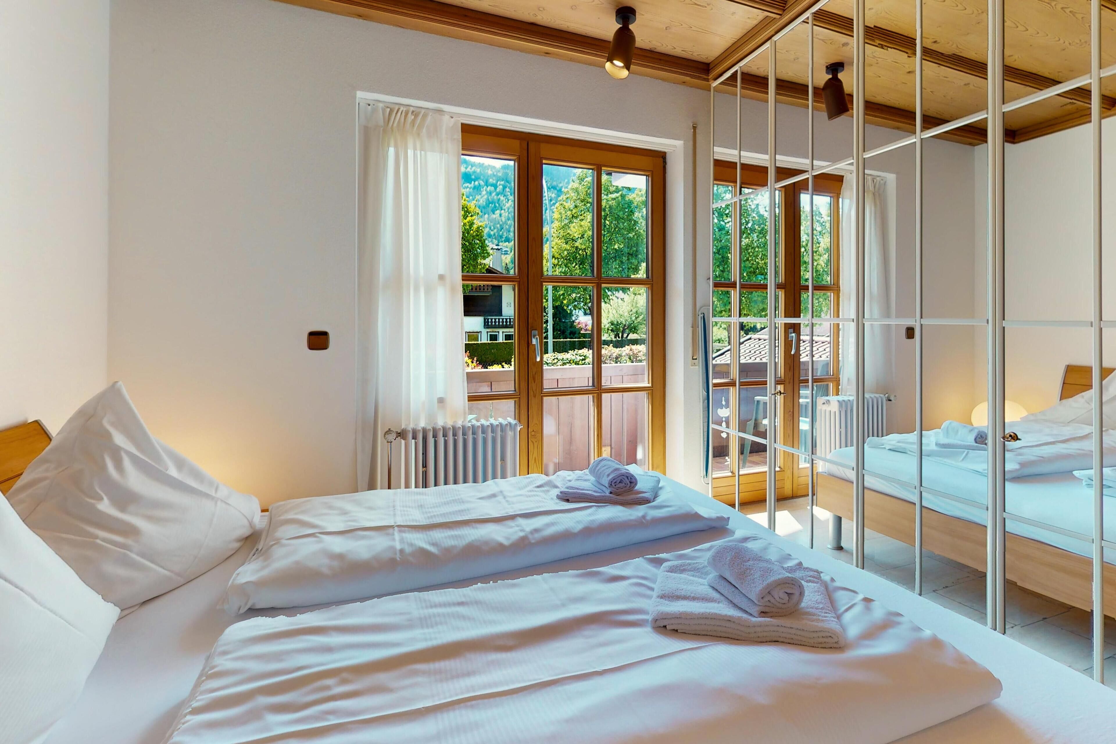 2 slaapkamers, een bureau, een strijkplank/strijkijzer, reisbedje