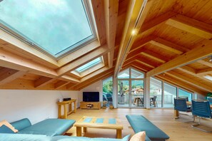 TV, books - Top floor apartment BergBlick - Spacious, flooded with light, mountain panorama (Garmisch-Partenkirchen)