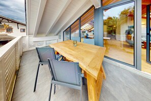 Outdoor dining - Top floor apartment BergBlick - Spacious, flooded with light, mountain panorama (Garmisch-Partenkirchen)
