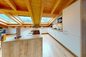 Fridge, microwave, oven, stovetop - Top floor apartment BergBlick - Spacious, flooded with light, mountain panorama (Garmisch-Partenkirchen)