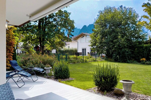 Terrace/patio - Vacation apt. Verena in Garmisch – stylish, central, and with green garden oasis (Garmisch-Partenkirchen)