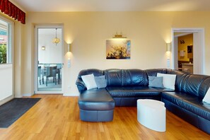 TV, books - Vacation apt. Verena in Garmisch – stylish, central, and with green garden oasis (Garmisch-Partenkirchen)