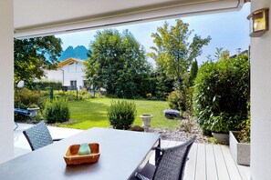 Outdoor dining - Vacation apt. Verena in Garmisch – stylish, central, and with green garden oasis (Garmisch-Partenkirchen)