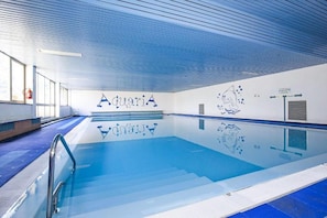 Una piscina cubierta