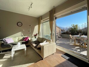 Una televisión, libros