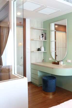 Desk, blackout curtains, soundproofing, iron/ironing board - J The Park Condotel (Hat Yai)