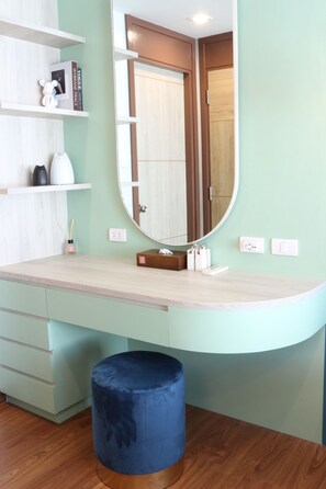 Shower, hair dryer, towels, soap - J The Park Condotel (Hat Yai)