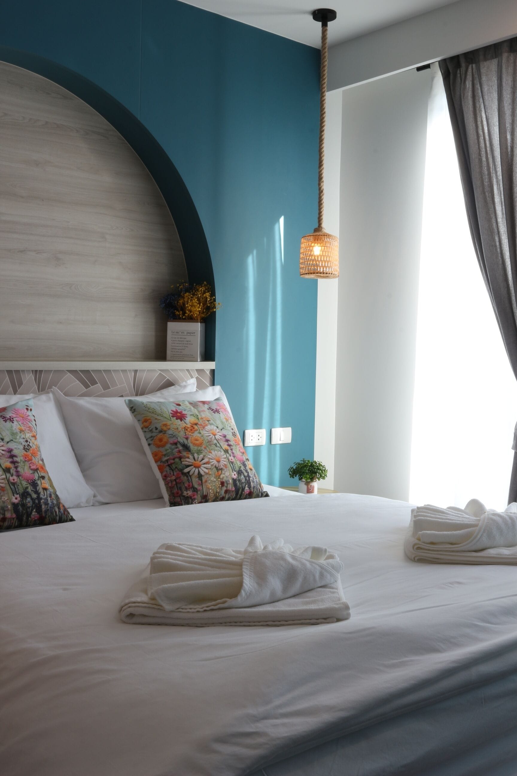 Escrivaninha, cortinas blackout, quartos à prova de som