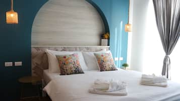 Skrivebord, blendingsgardiner, lydisolert og strykejern/-brett