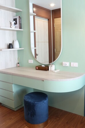 Chuveiro, secador de cabelo, toalhas de banho, sabonete